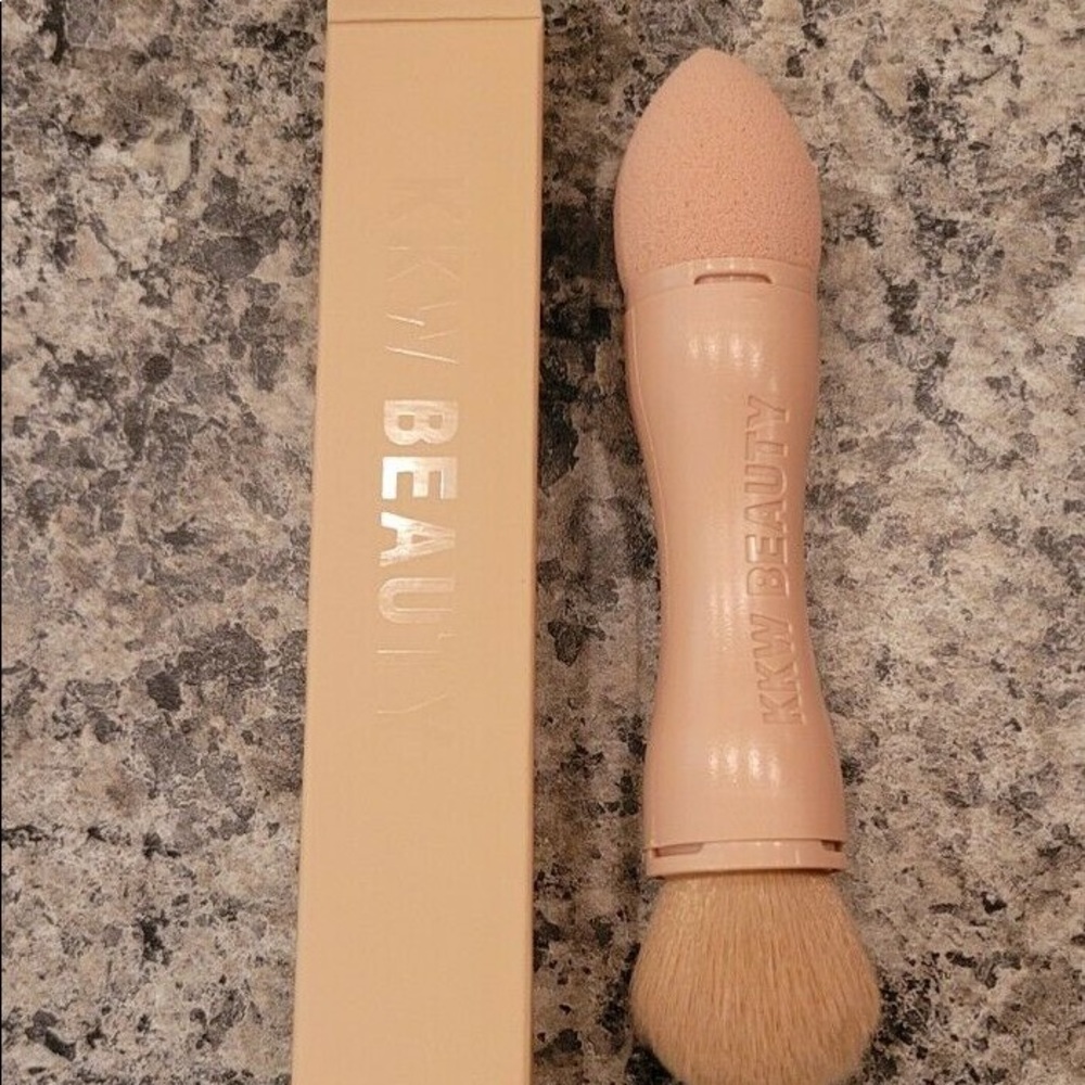 New! SOLDOUT KKW BEAUTY Concealer Brush 2